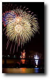 Fireworks photograph title=\Photograph © 2014 Rachel Jacklyn Bilodeau