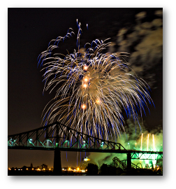 Fireworks photograph title=\Photograph © 2015 Rachel Jacklyn Bilodeau