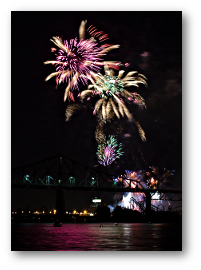 Fireworks photograph title=\Photograph © 2015 Rachel Jacklyn Bilodeau