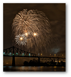 Fireworks photograph title=\Photograph © 2015 Rachel Jacklyn Bilodeau